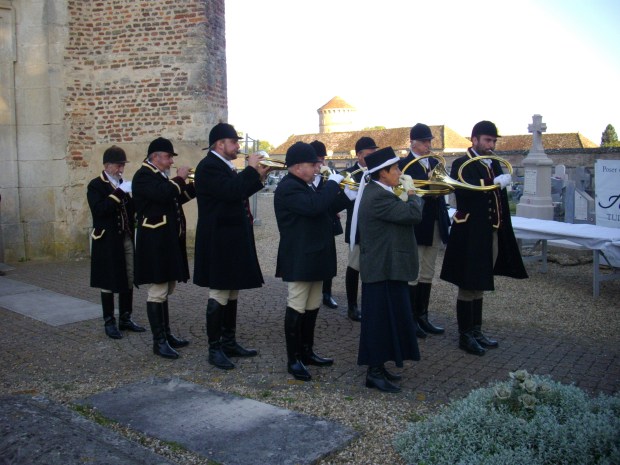 les sonneurs devant l'Eglise